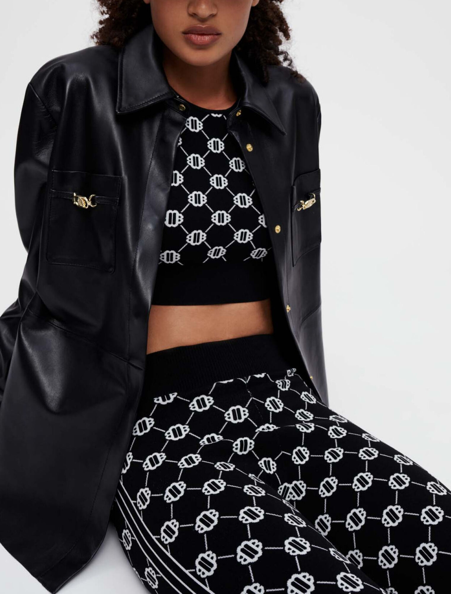 Camicia in pelle nera a morsetti dorati