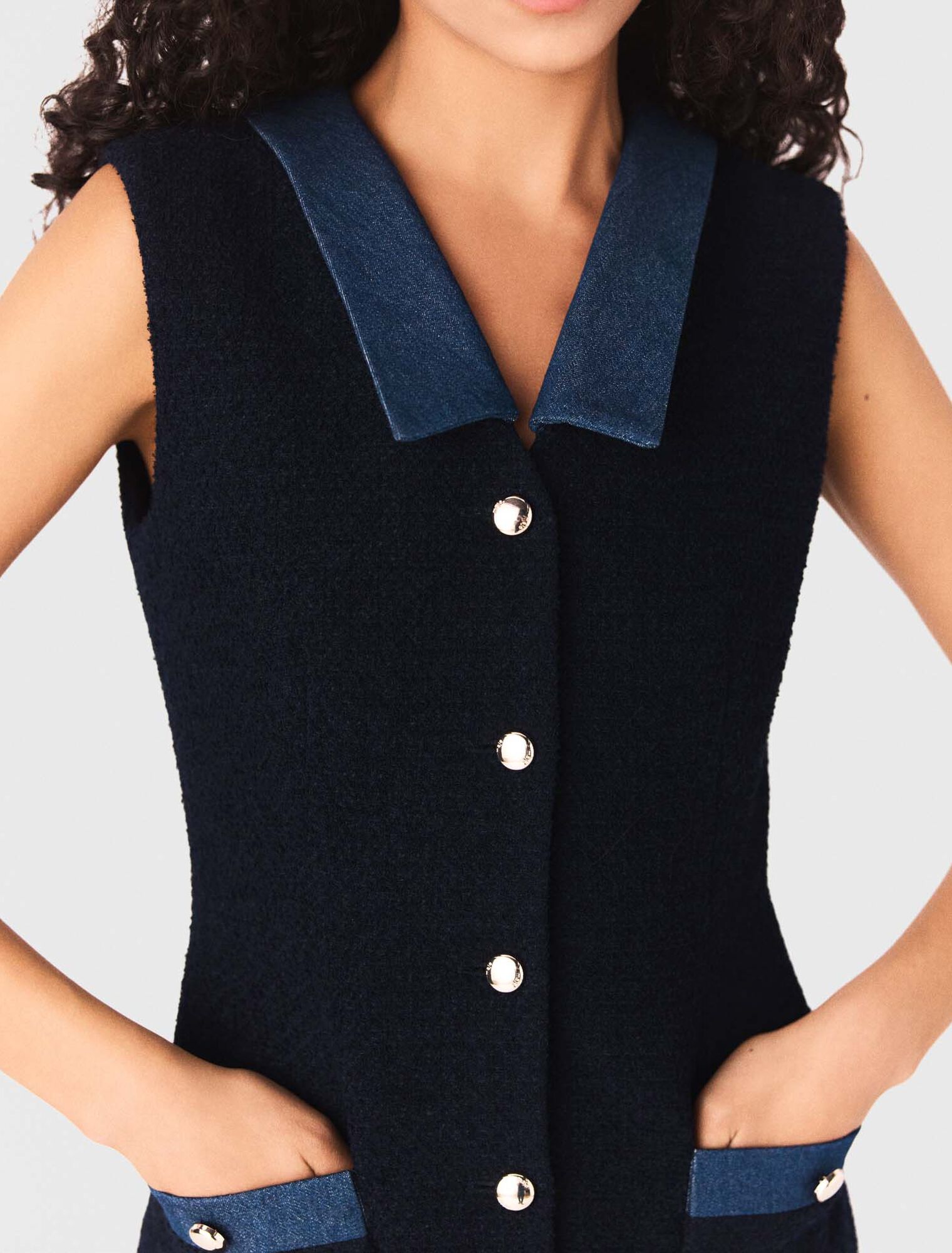 Abito in tweed e dettagli in denim