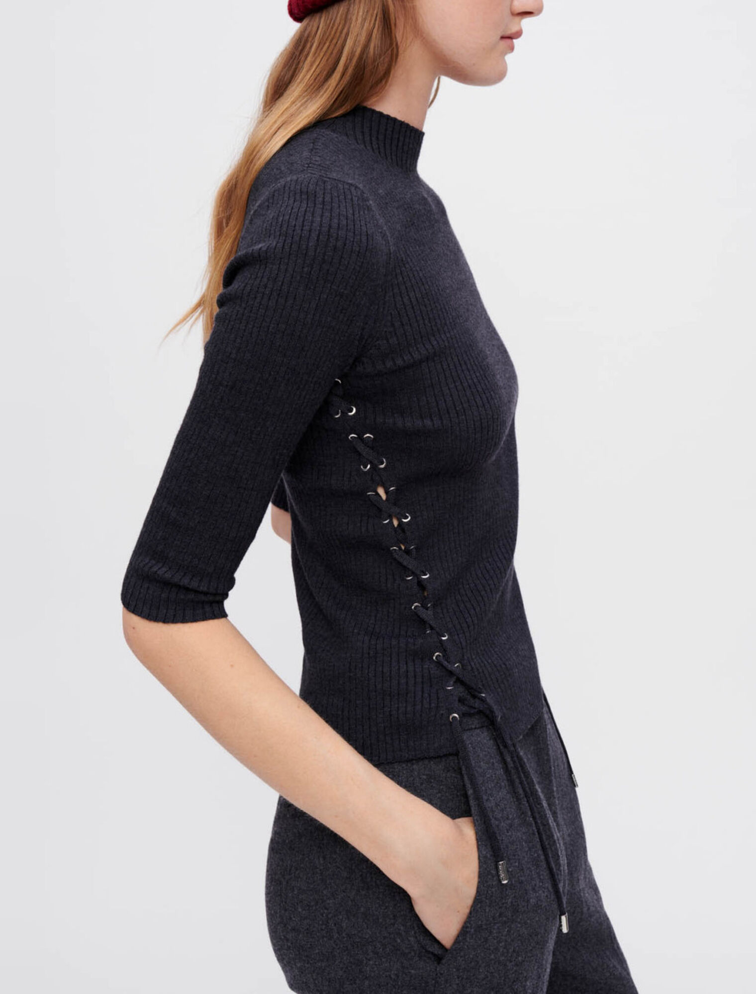 Maglia aderente con occhielli argentati
