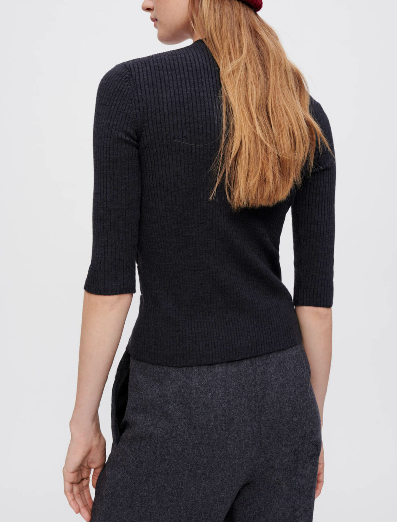 Maglia aderente con occhielli argentati