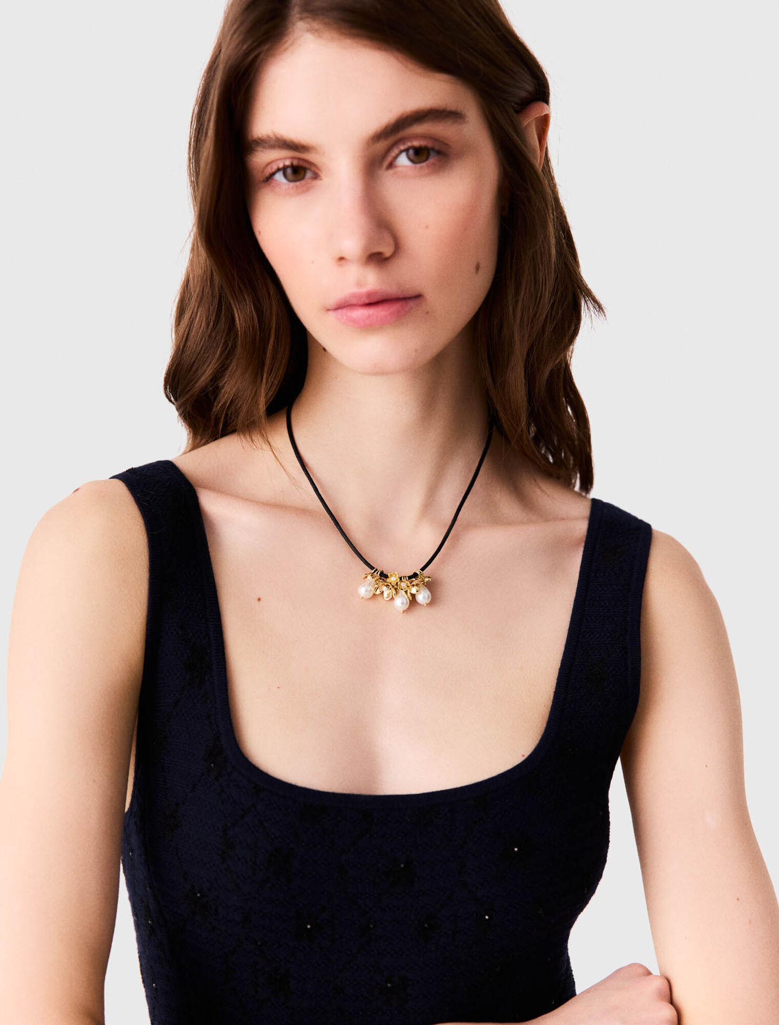 Collana cordino dettagli floreali