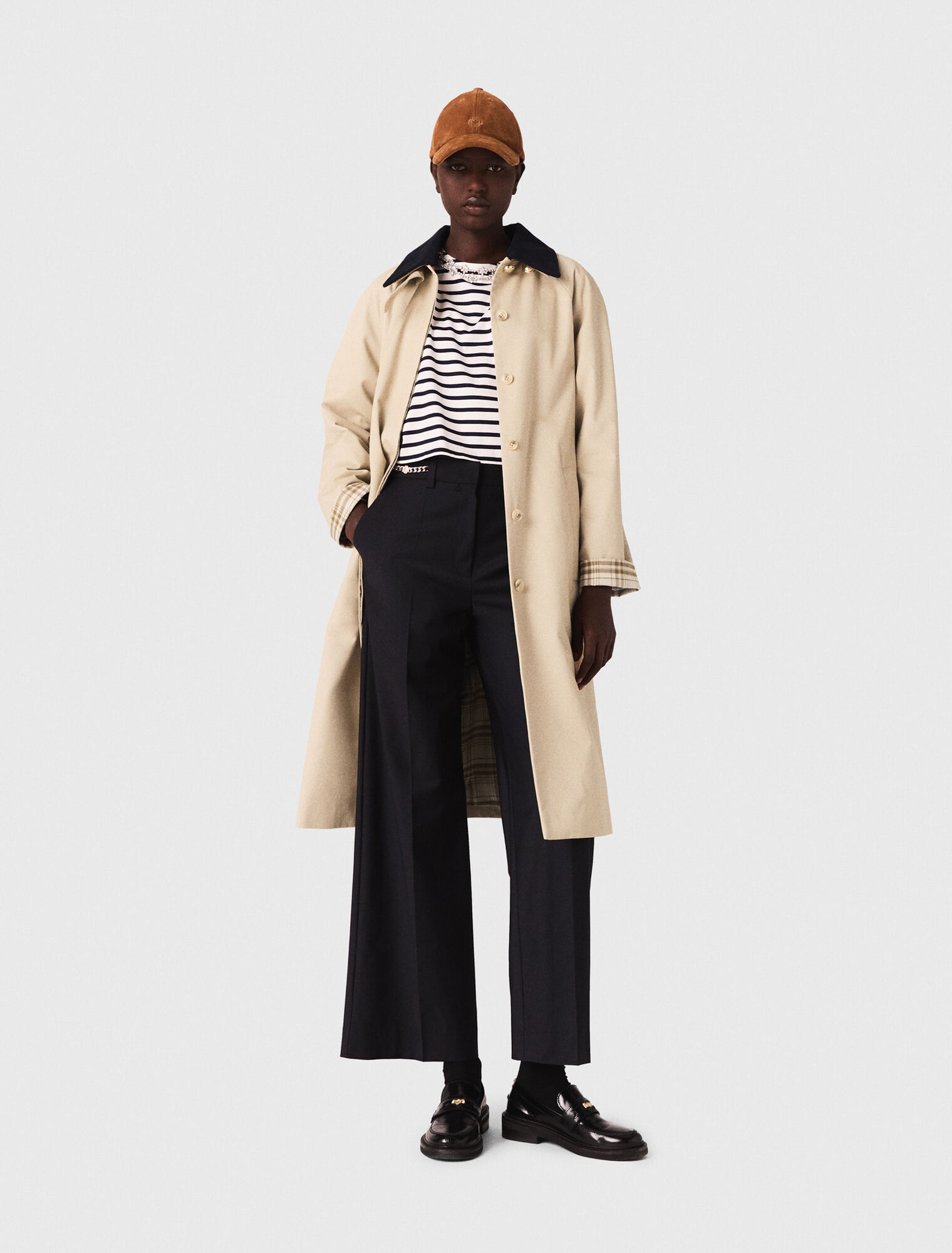Trench maniche e collo a contrasto