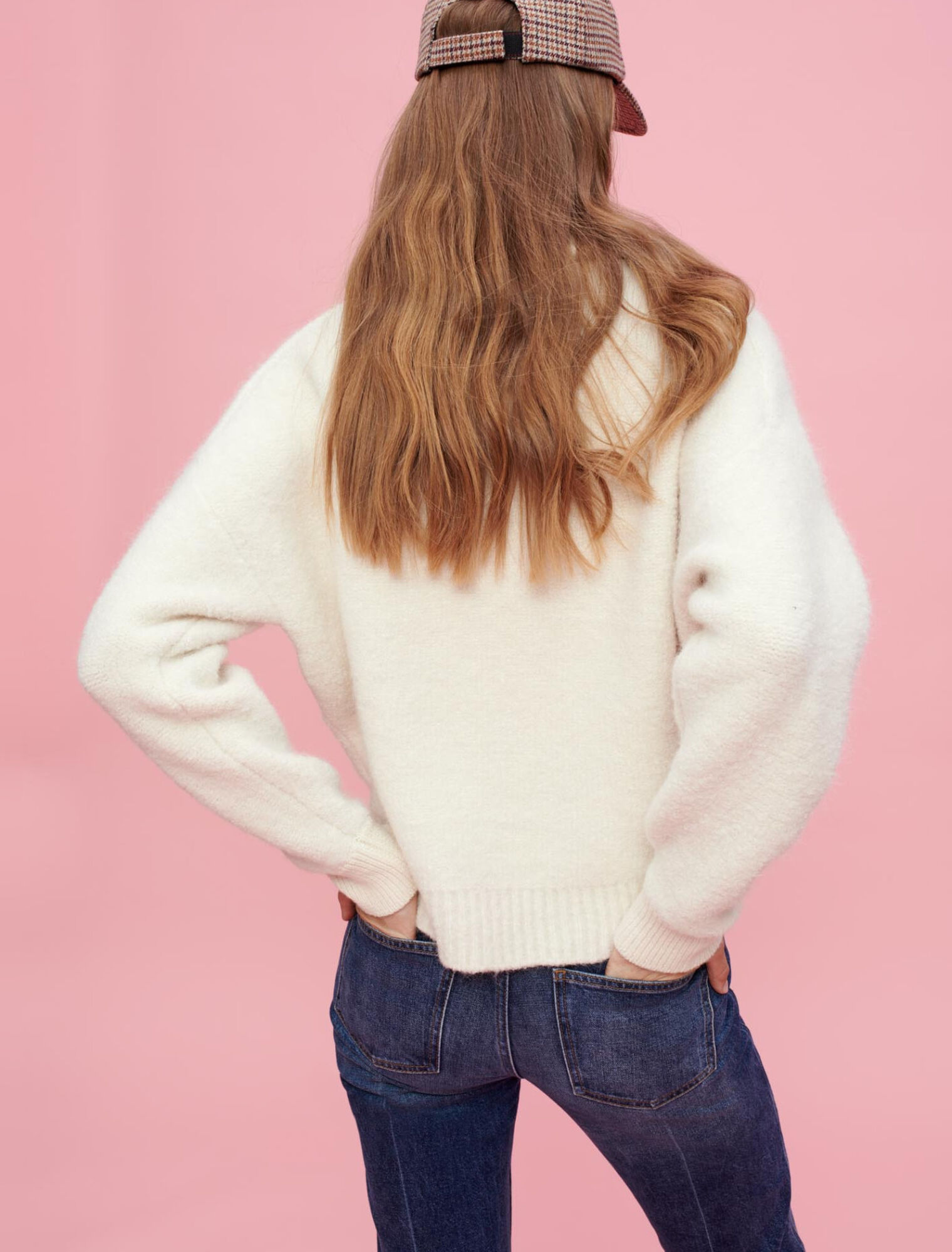 Pullover in bouclé écru a collo alto