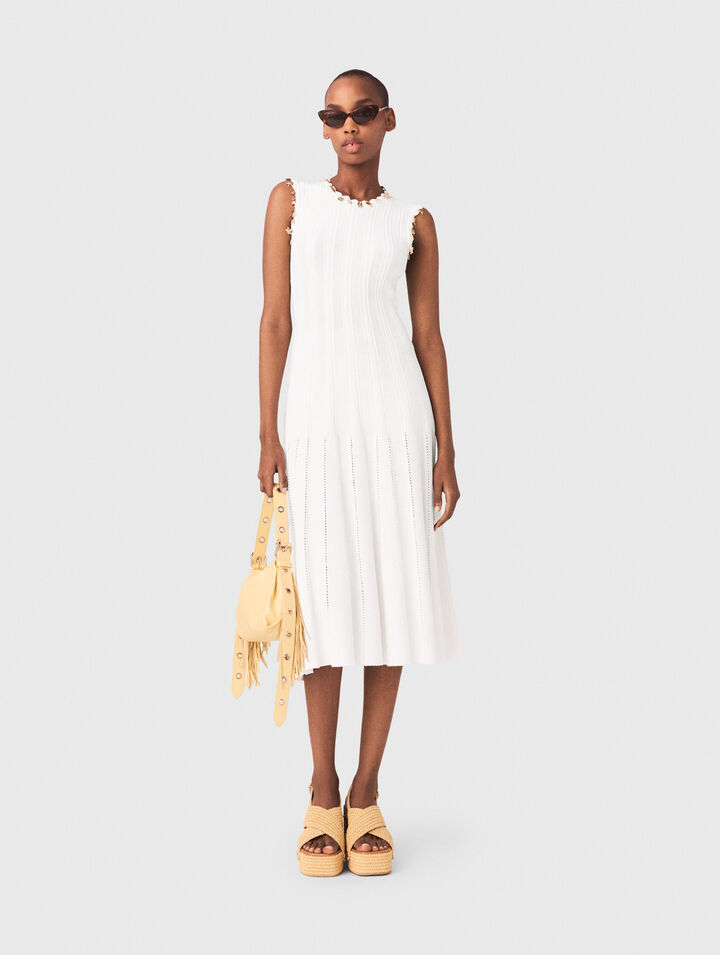 Abito in maglia con gioielli dorati