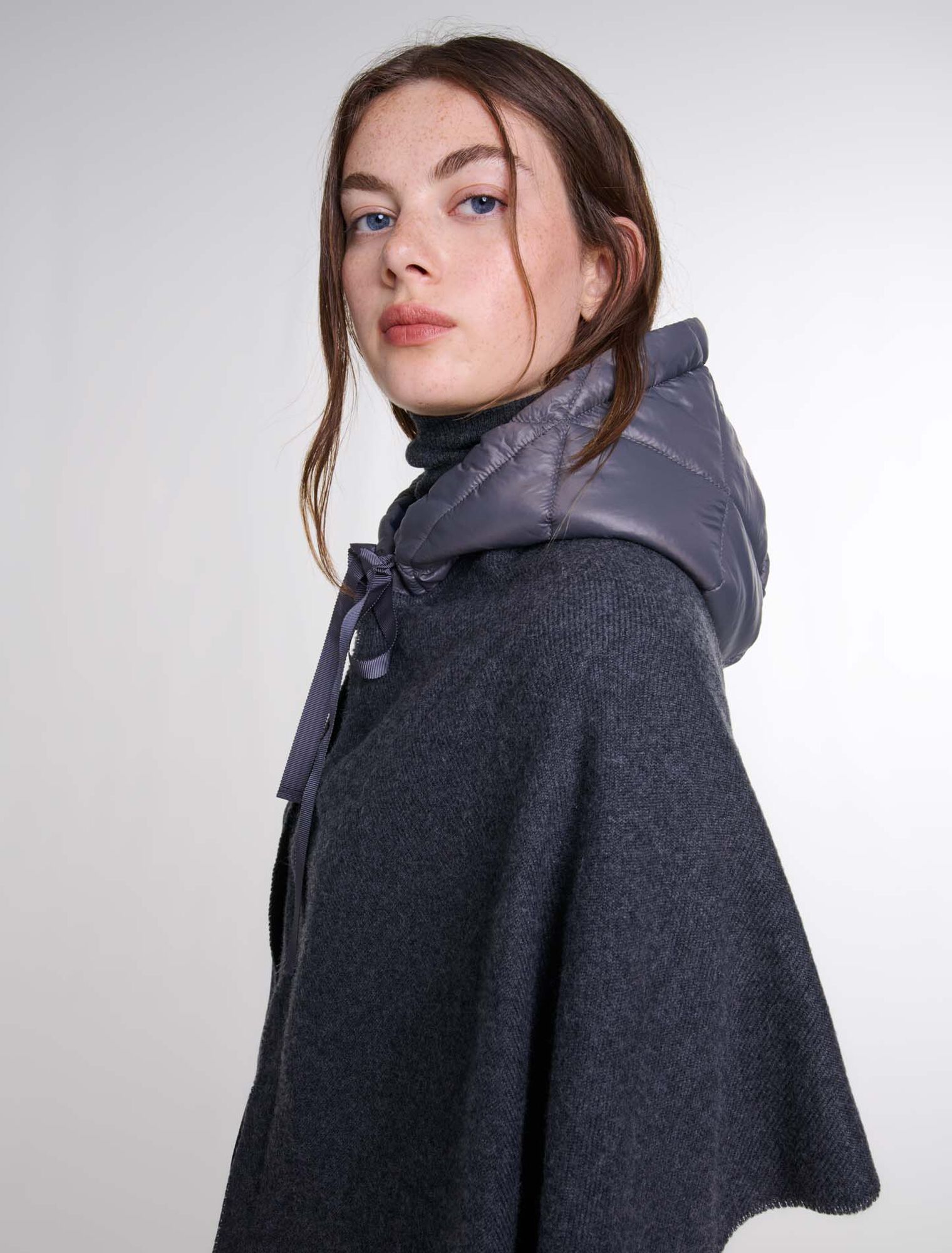Poncho in lana con cappuccio