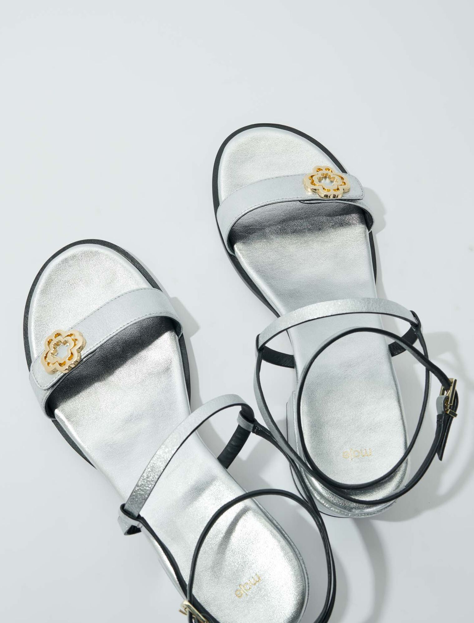 Sandali con cinturini in pelle