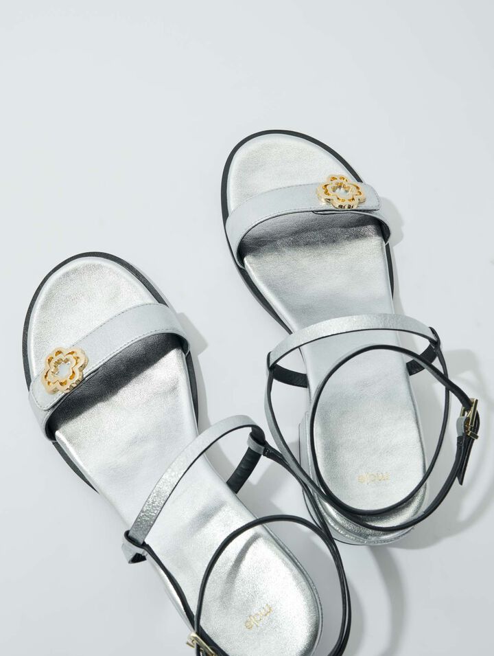 Sandali con cinturini in pelle