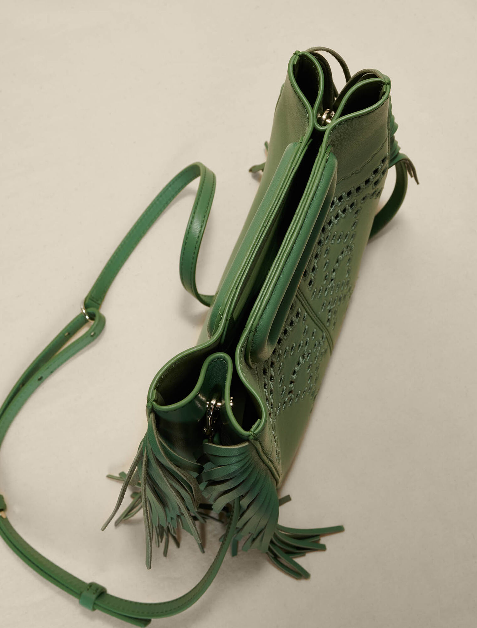 Borsa M con frange in pelle traforata