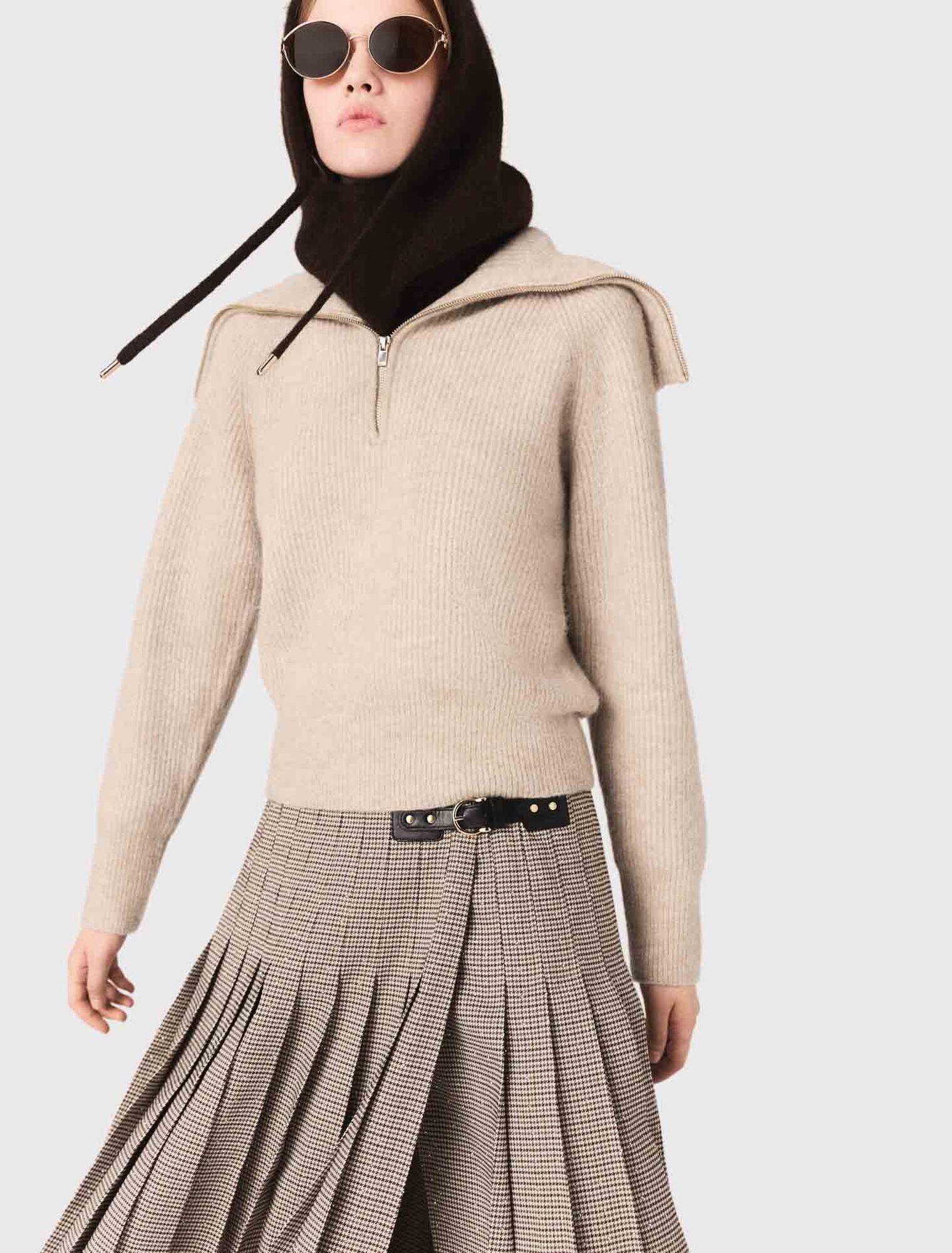 Pullover strassato con collo a mezza zip