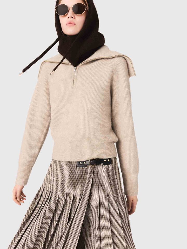 Pullover strassato con collo a mezza zip