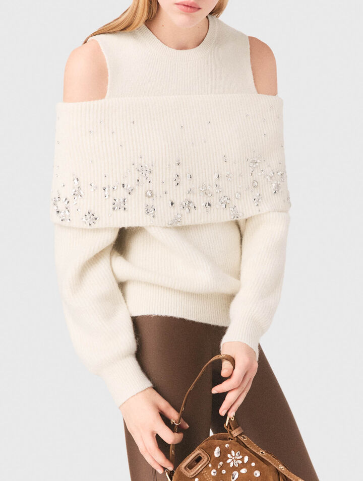 Pullover con spalle scoperte e gioielli