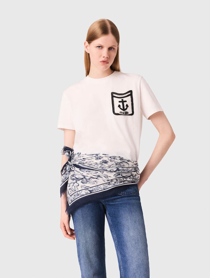 T-shirt con tasca ricamata