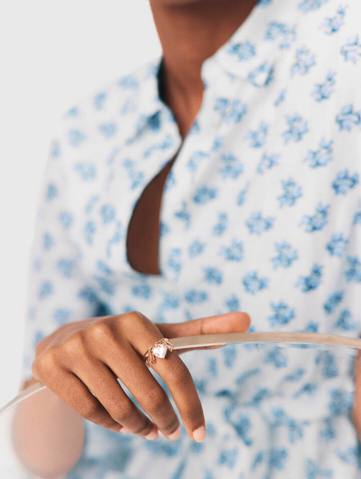 Anello d'oro con gioielli di strass