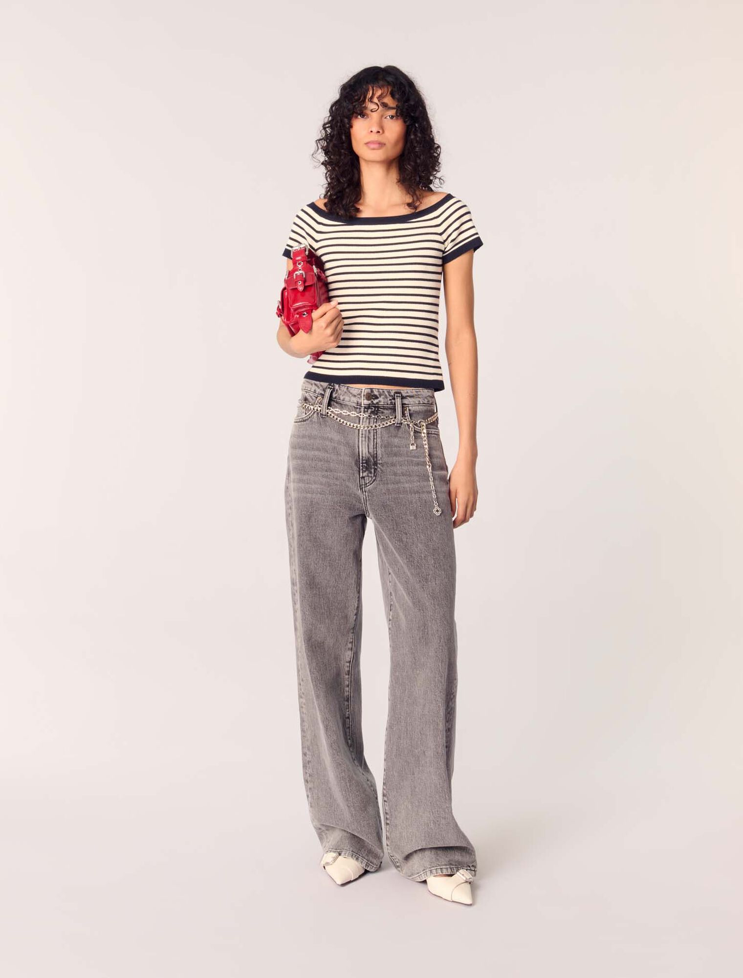 Jeans larghi e cintura a maglie