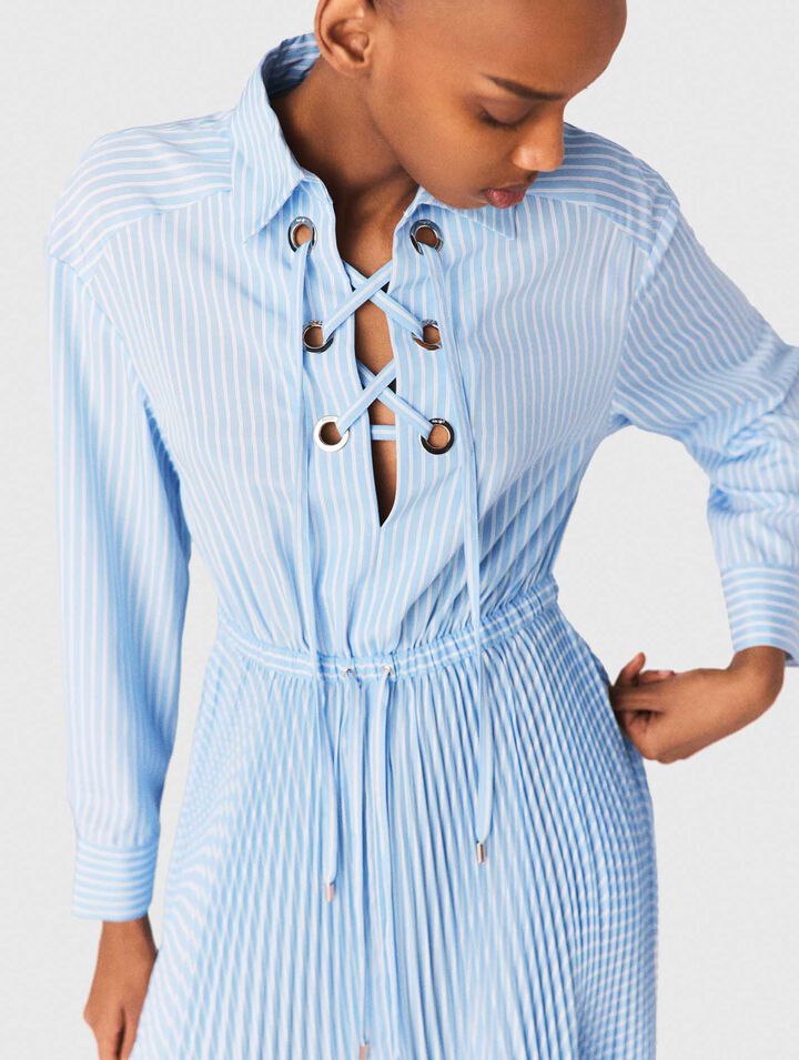 Abito lungo pliss&eacute; con occhielli