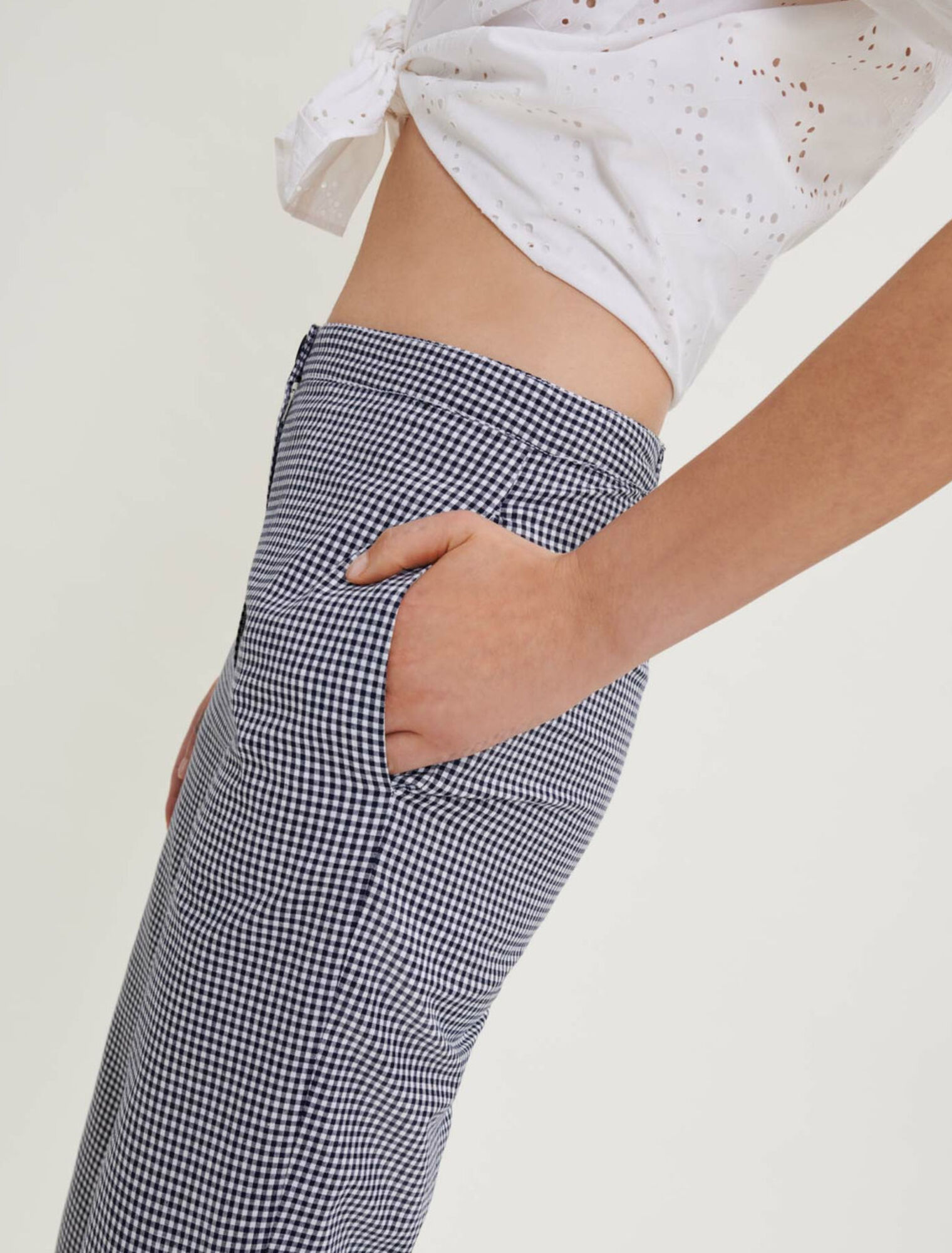 Pantaloni in pizzo e percalle