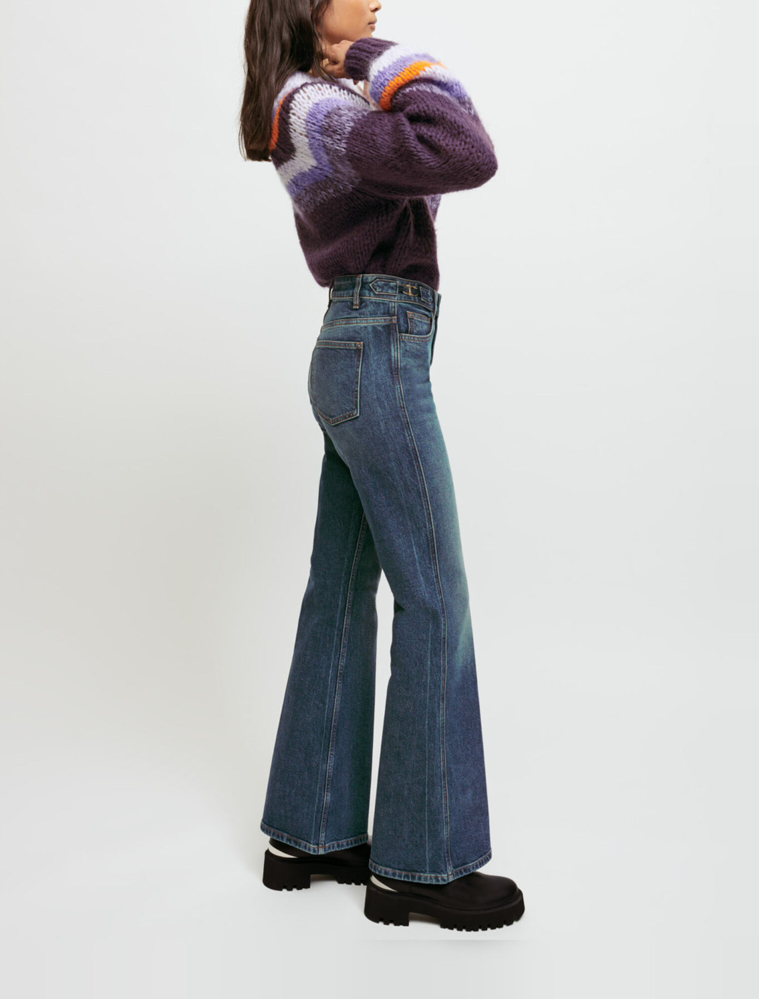 Jeans a base gamba svasata con morsetti