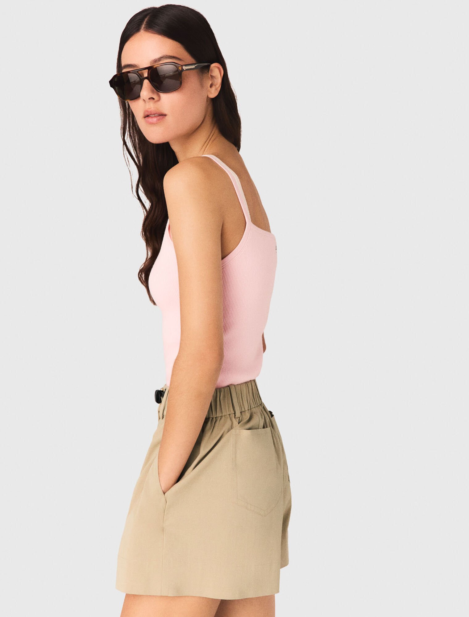 Top con scollo alto e dritto