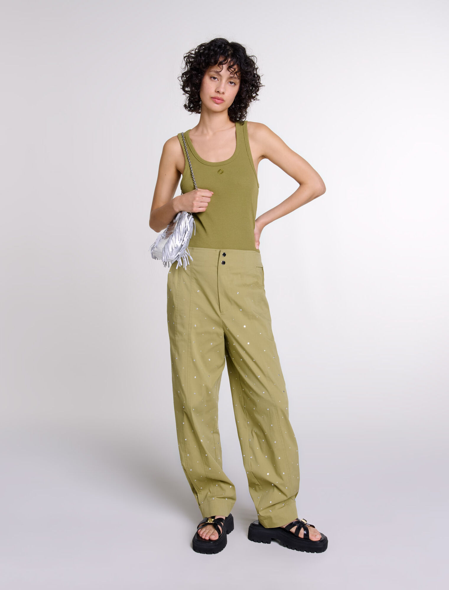Pantaloni baggy borchiati