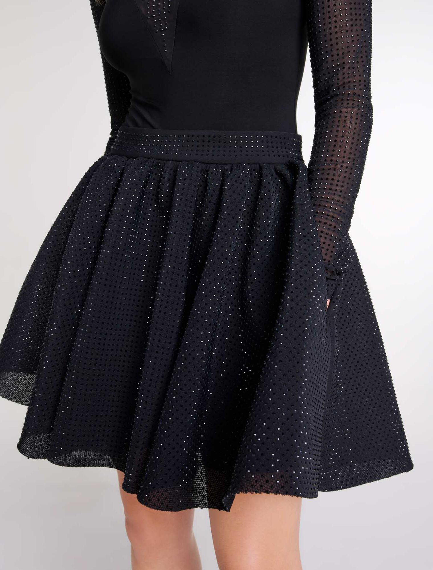 Gonna corta e voluminosa con strass