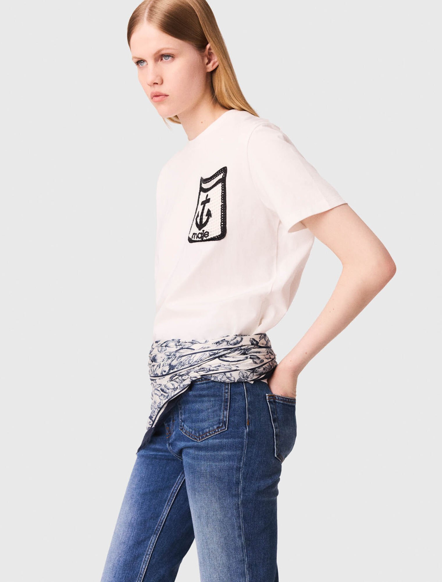 T-shirt con tasca ricamata