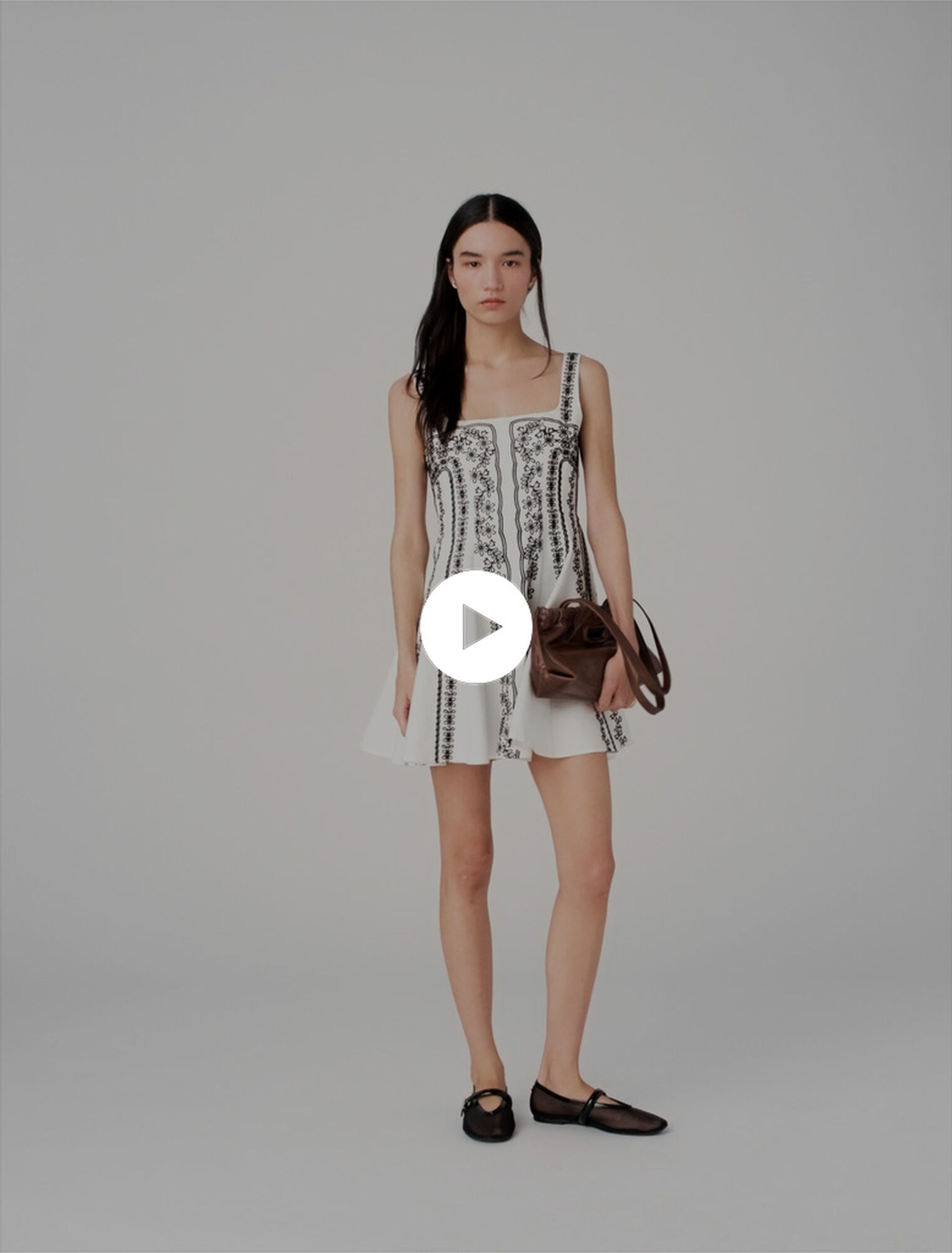 Abito corto ricamato con spalline