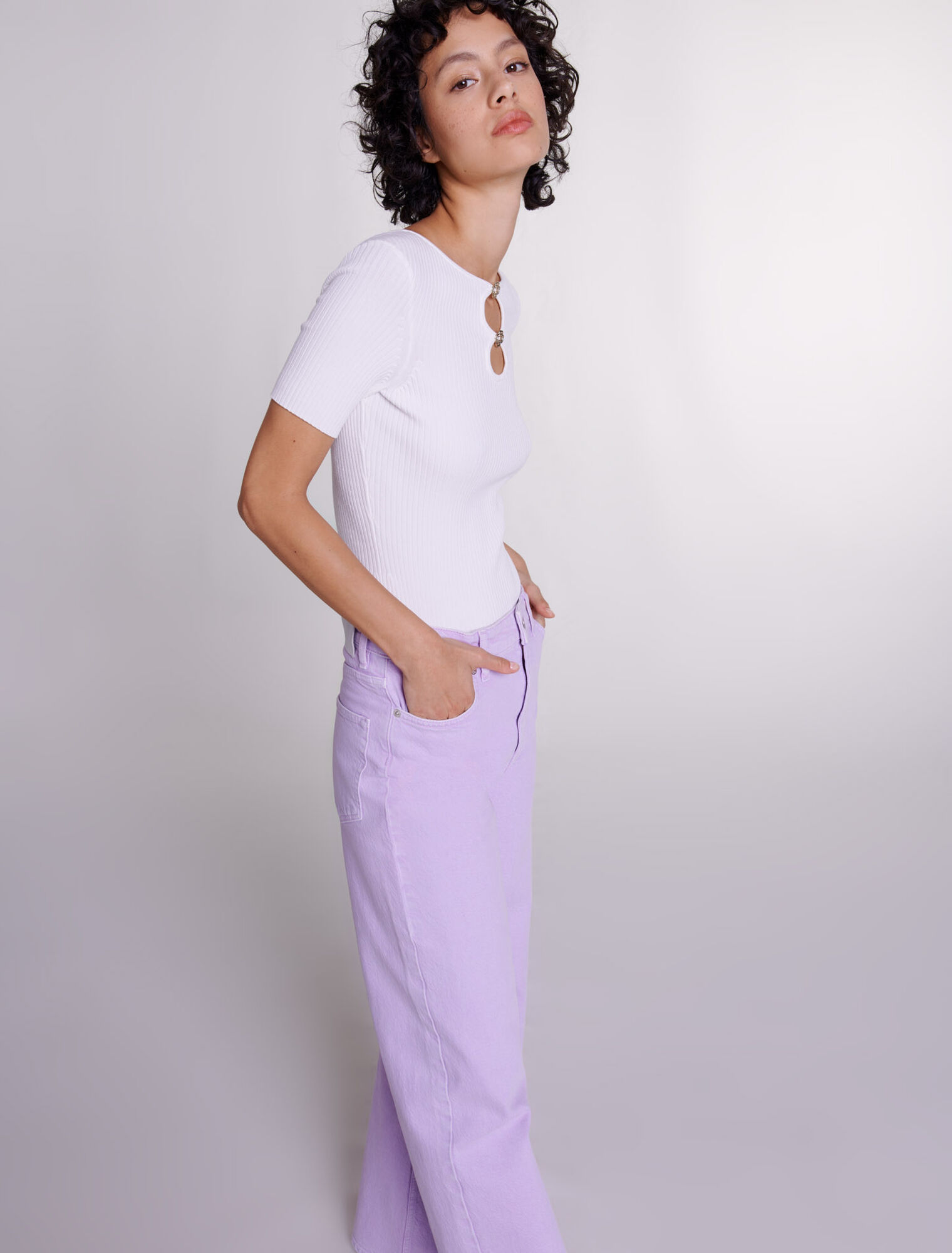 Top in maglia traforata e gioielli