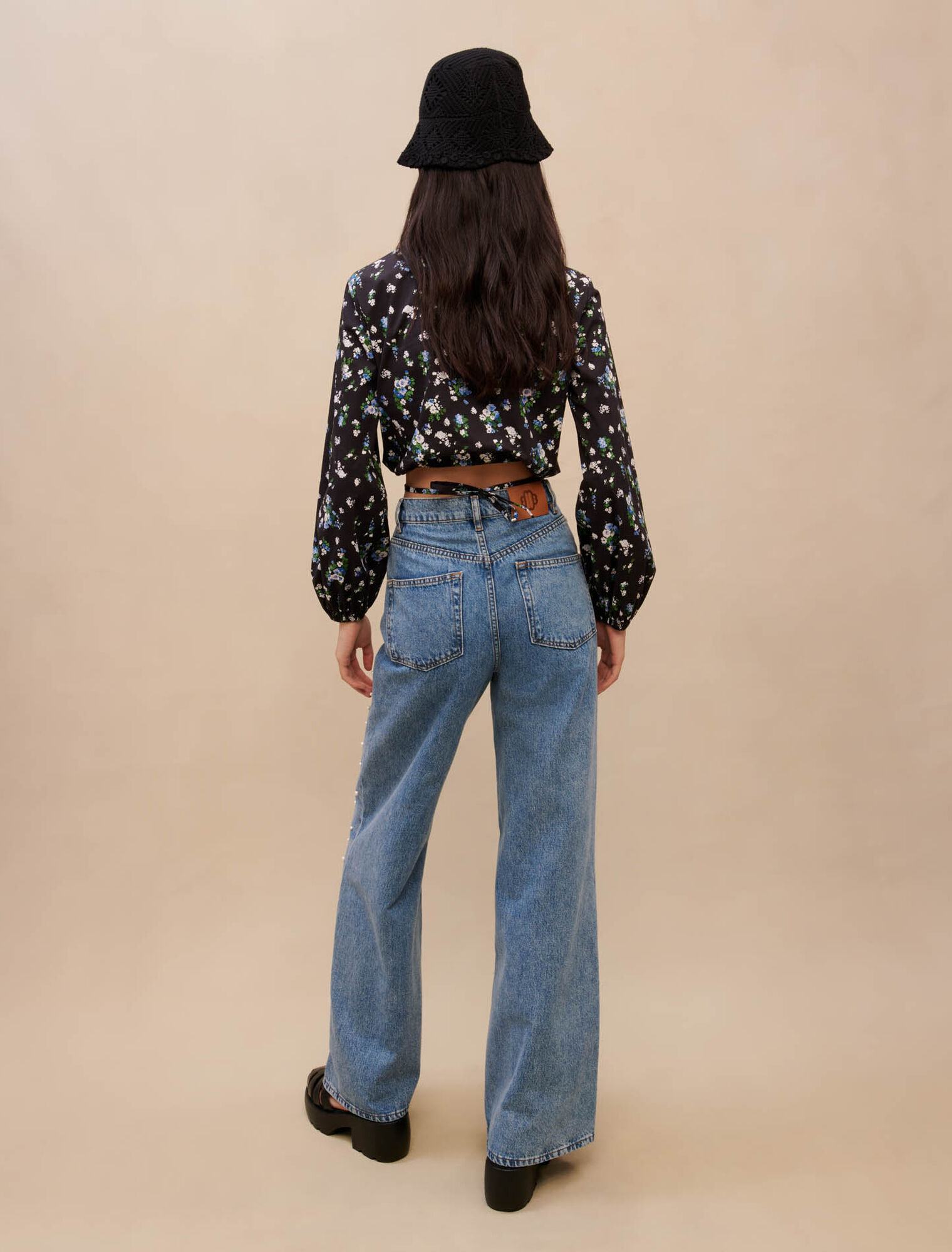 Jeans larghi ornati da perle