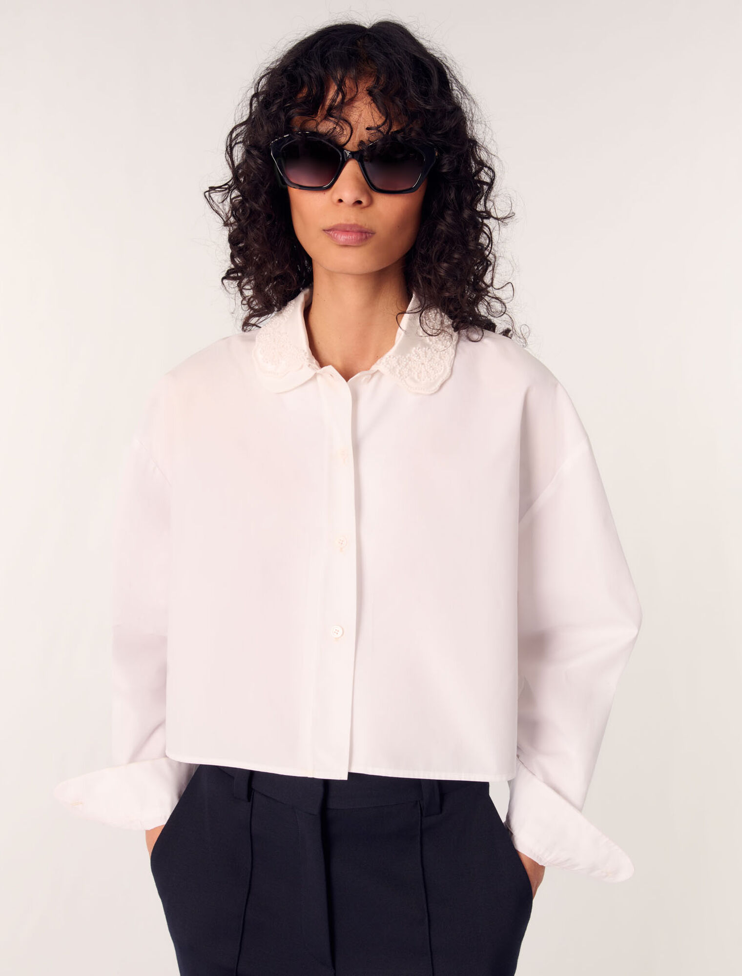 Camicia corta con colletto ricamato