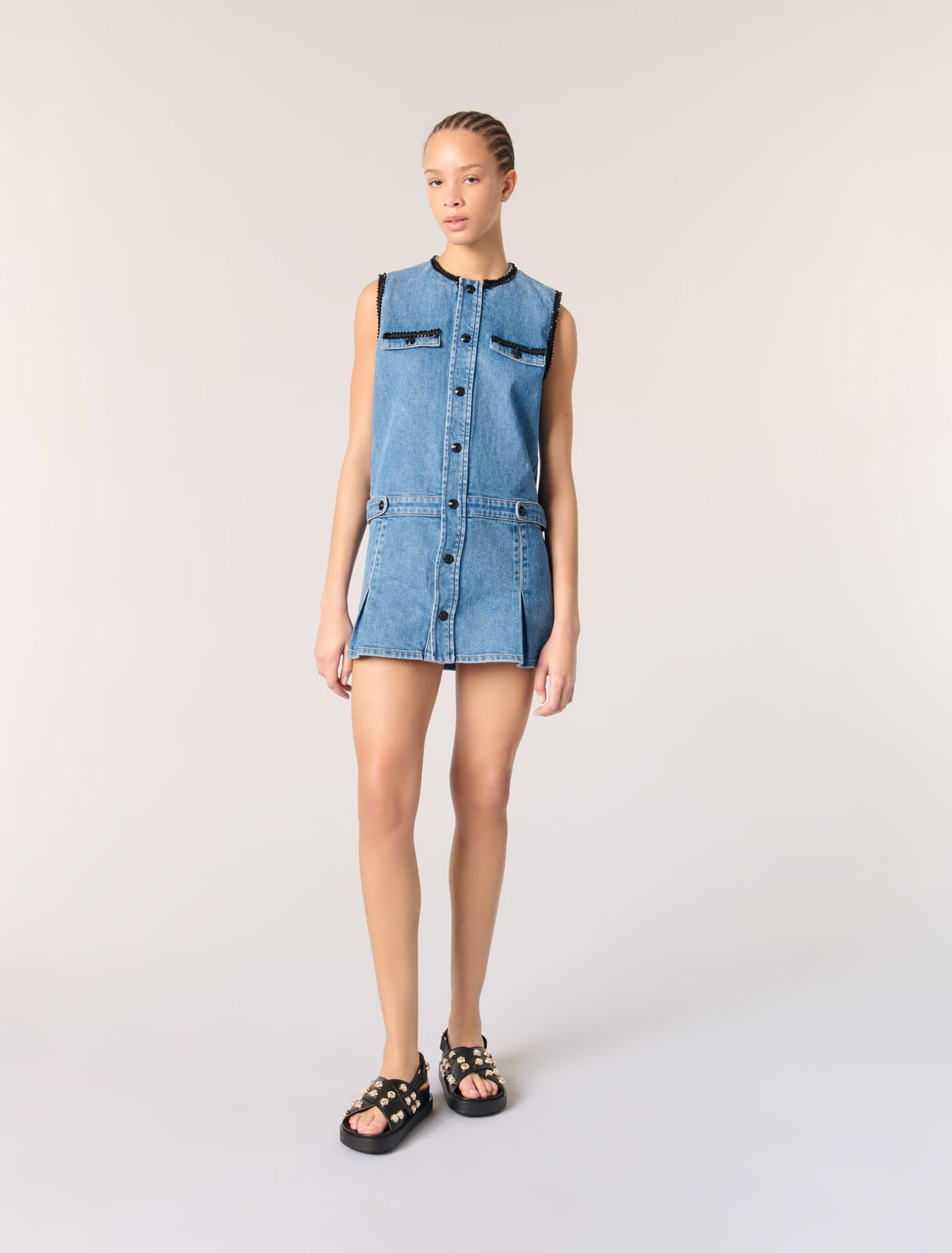 Abito denim e passamanerie ricamate