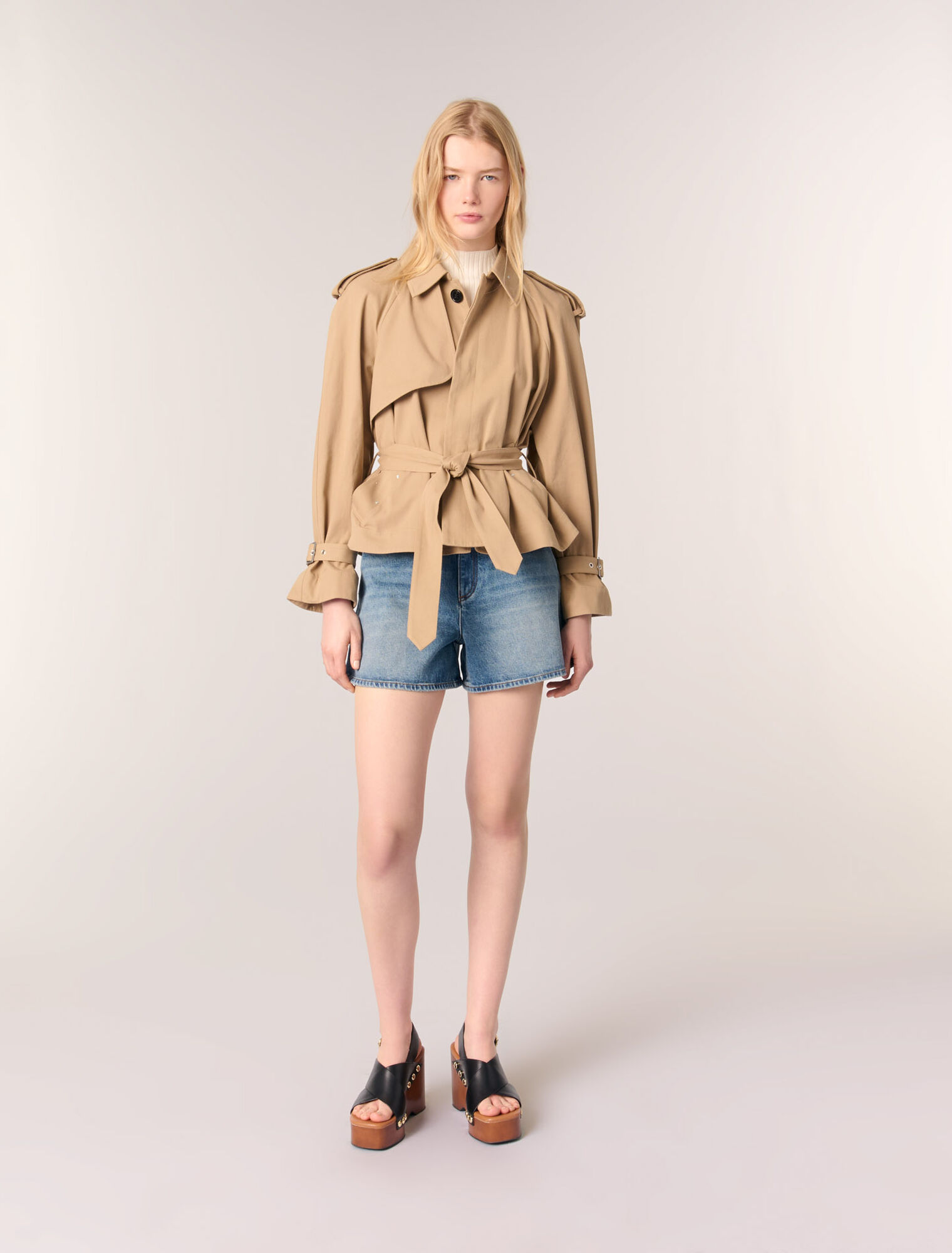 Trench corto borchiato