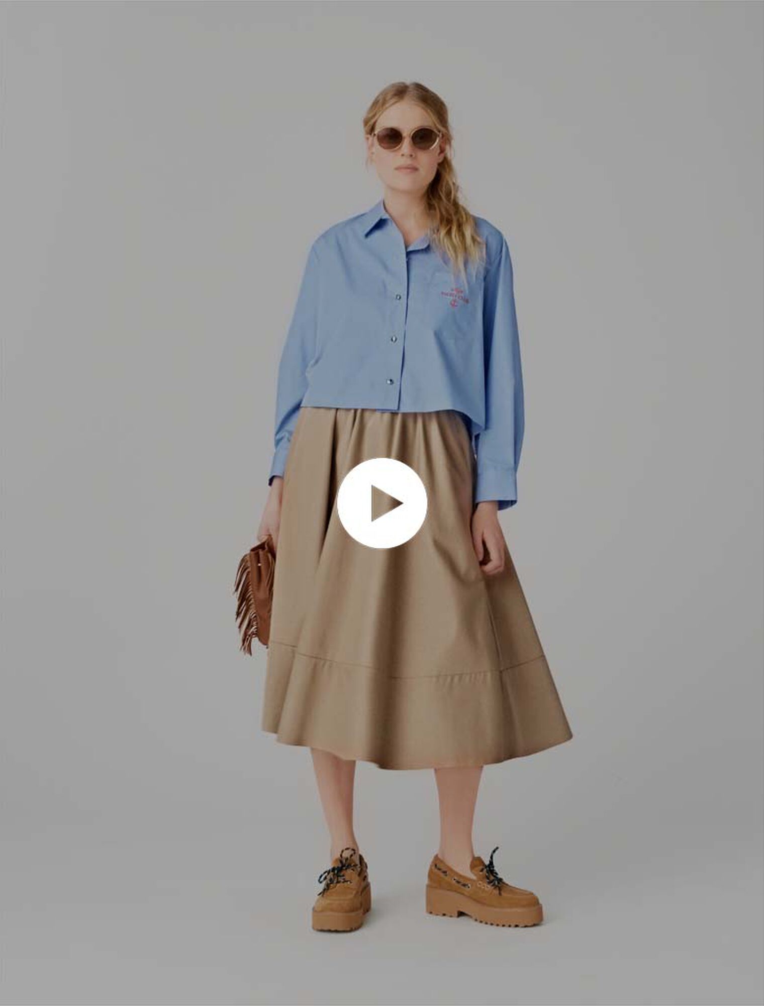 Camicia con retro pliss&eacute; e ricamo