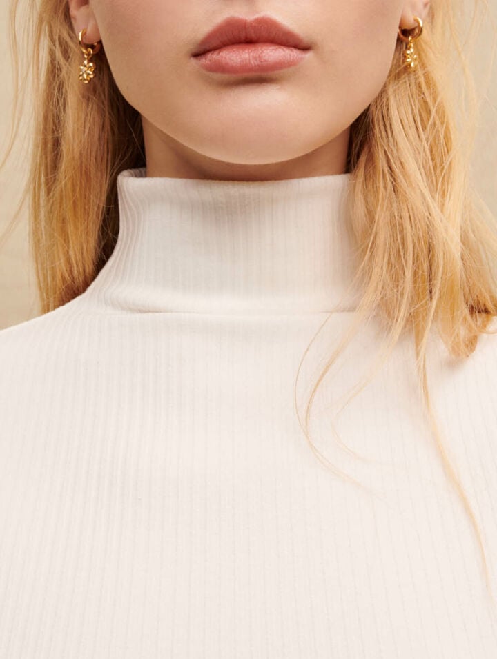 Top bianco a collo alto