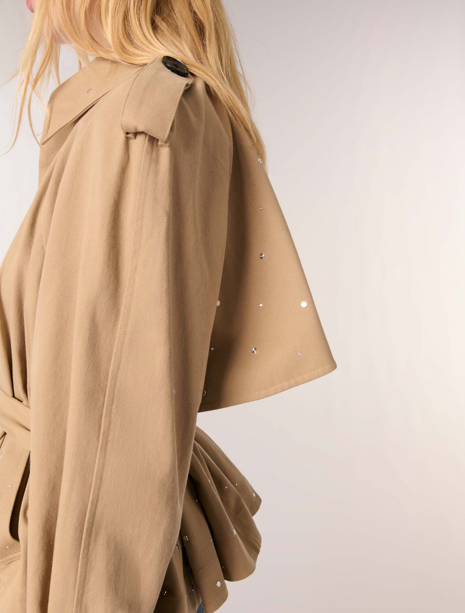 Trench corto borchiato