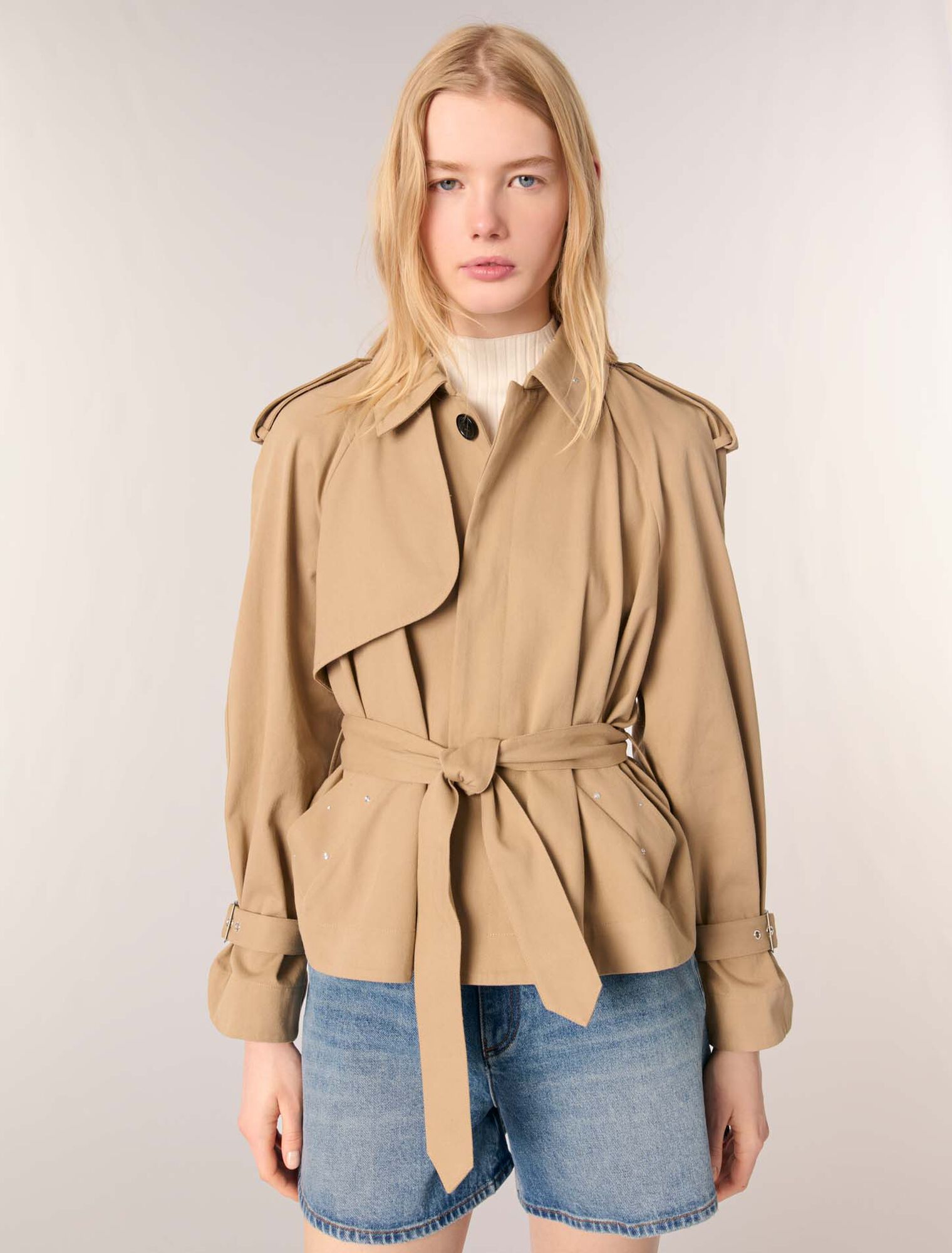 Trench corto borchiato