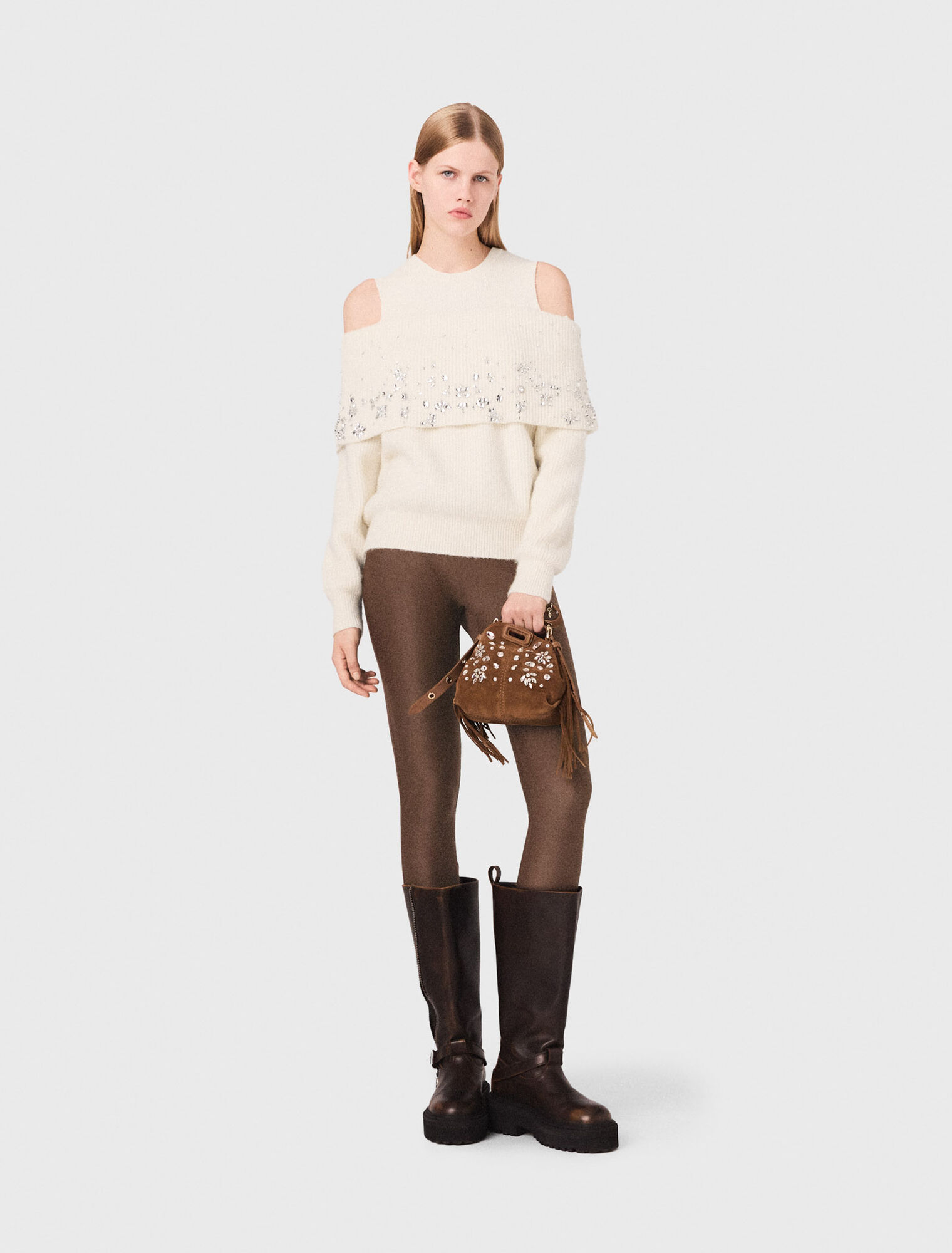 Pullover con spalle scoperte e gioielli