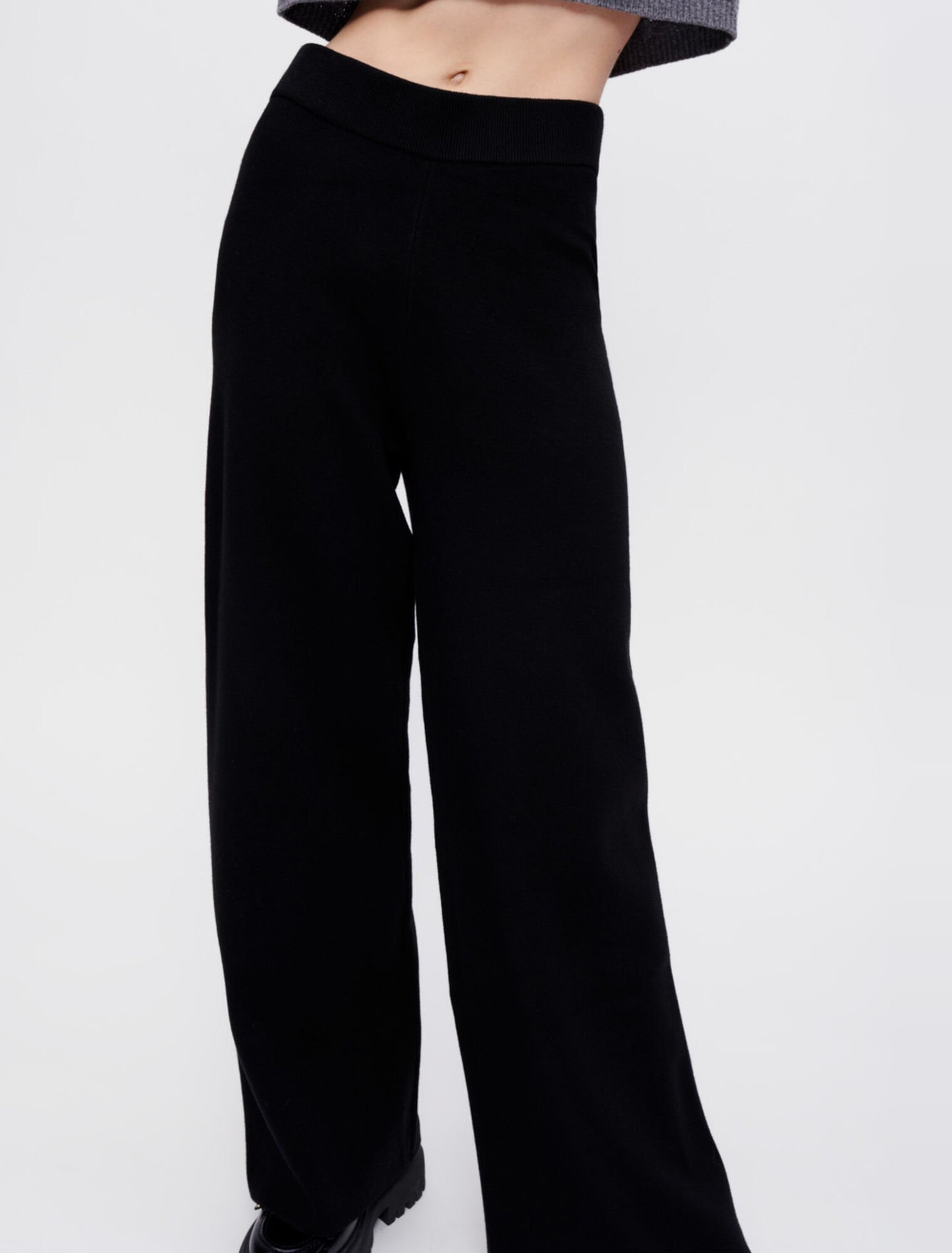 Pantaloni neri a gamba larga in maglia