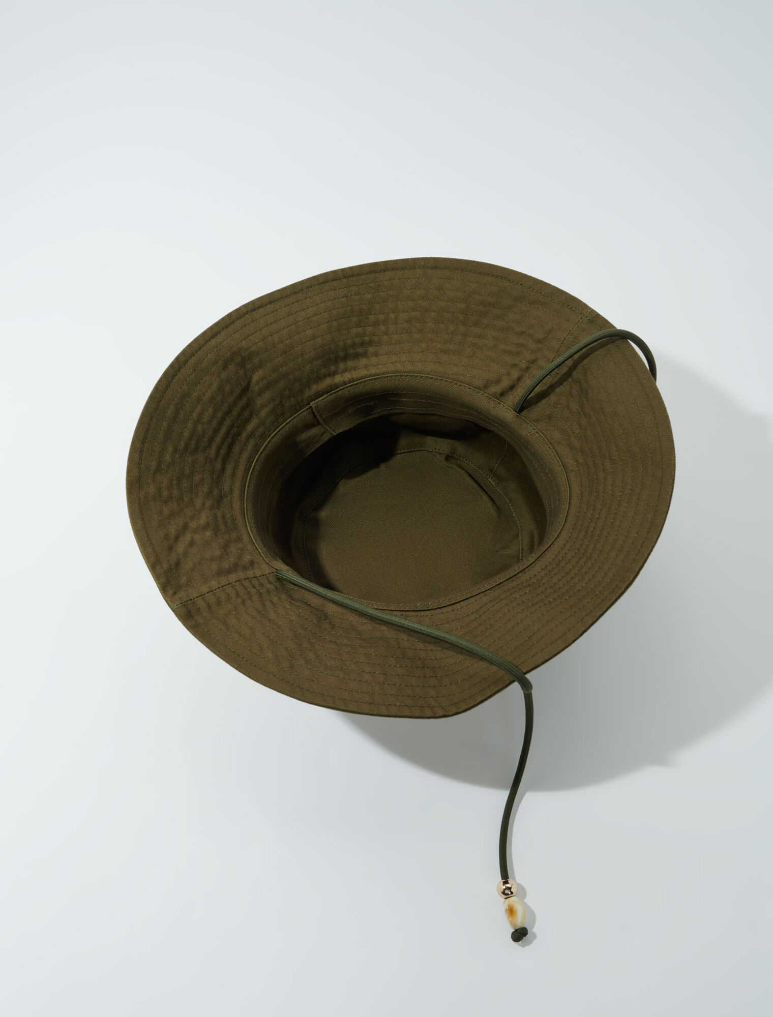 Bucket hat con laccetto e perline
