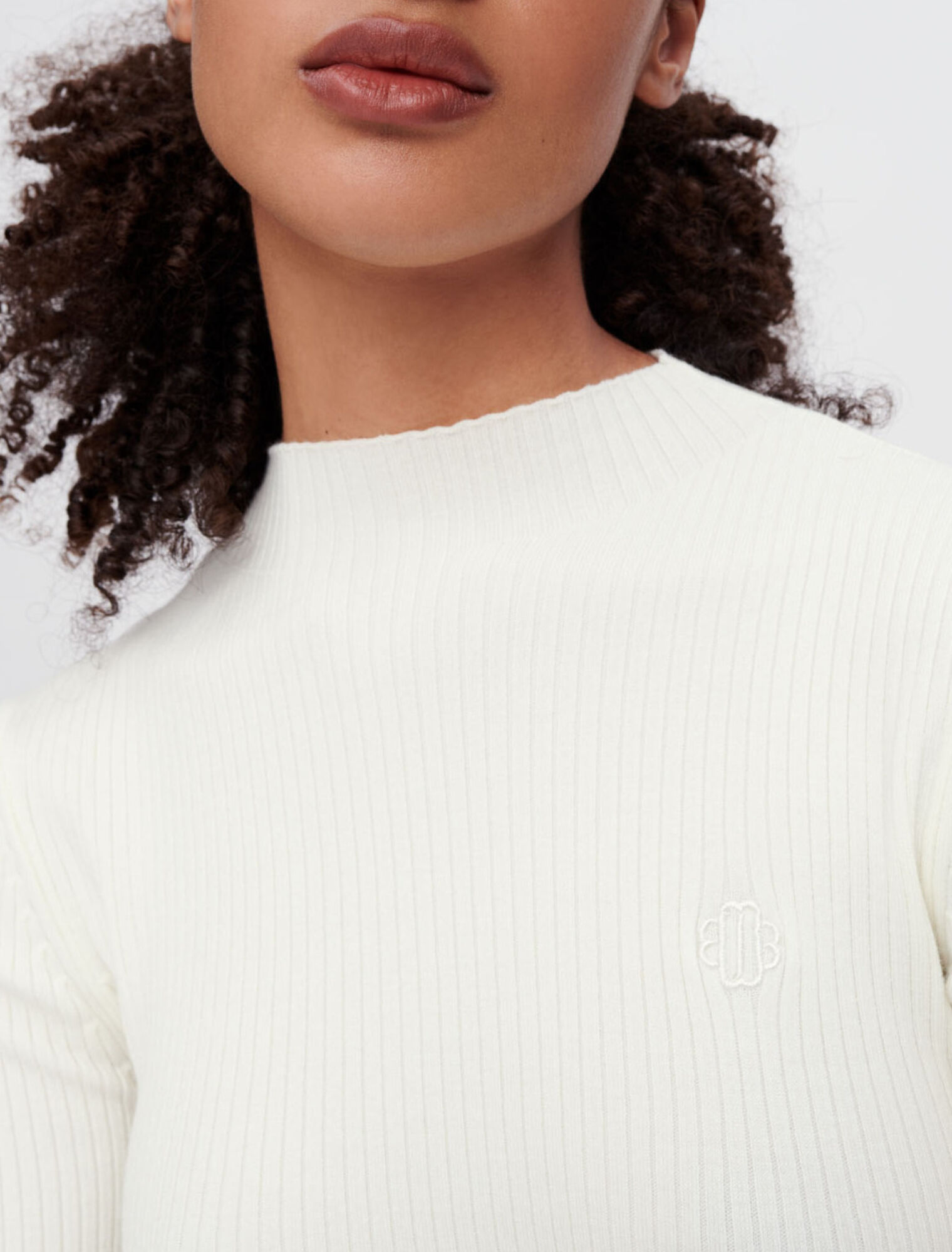 Pullover a costine con occhielli dorati