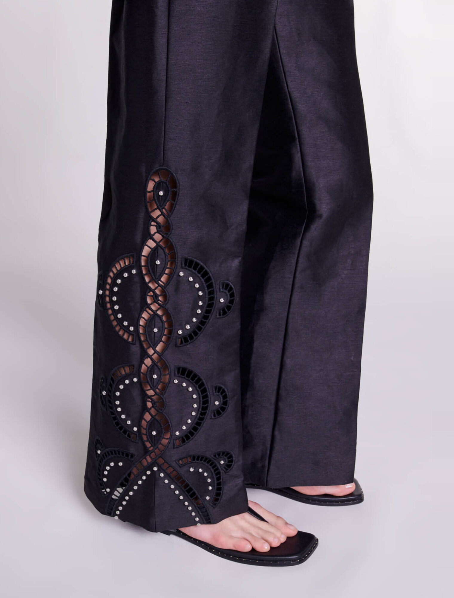 Pantaloni svasati e traforati