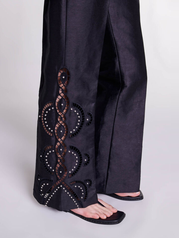 Pantaloni svasati e traforati