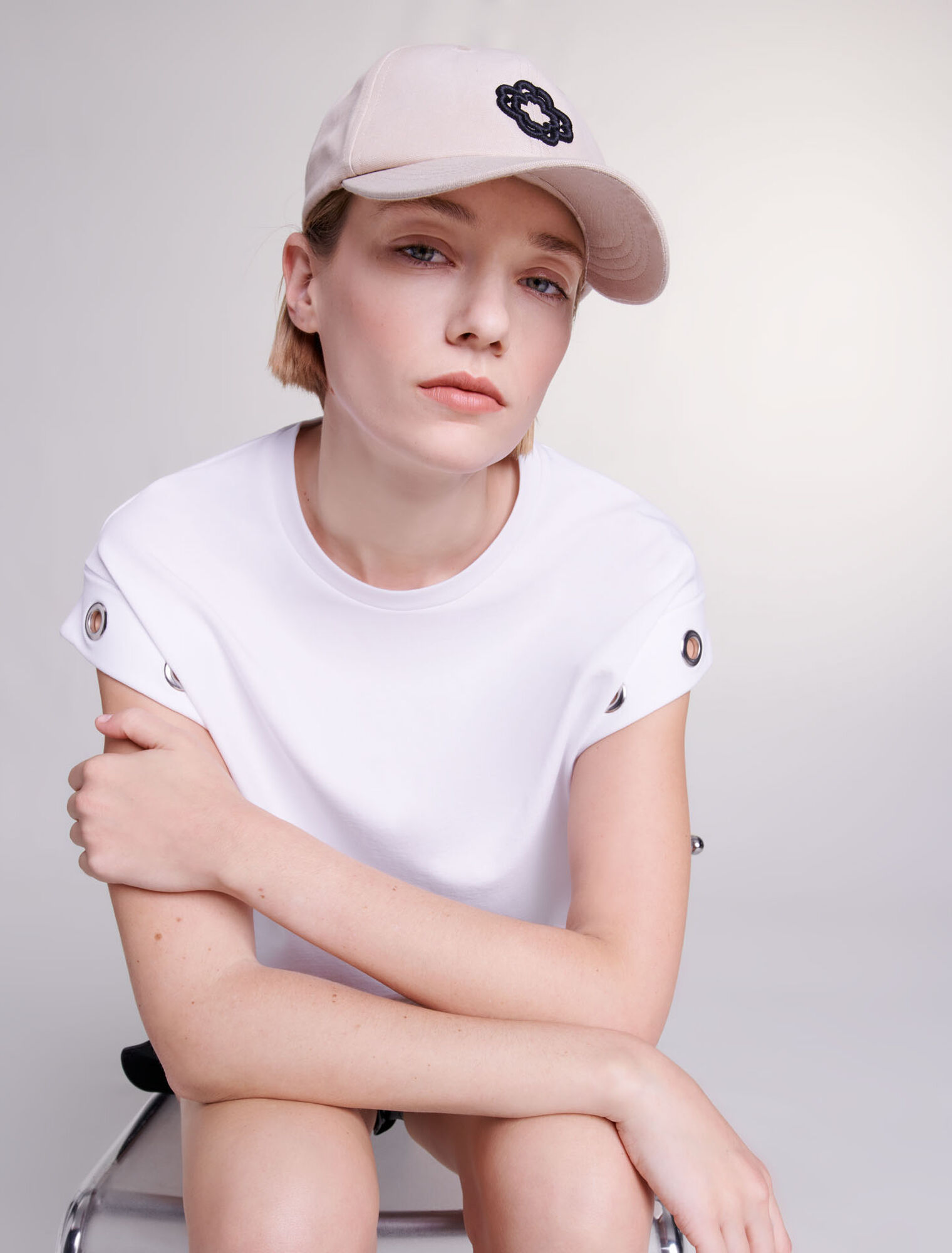 T-shirt con dettagli a occhielli