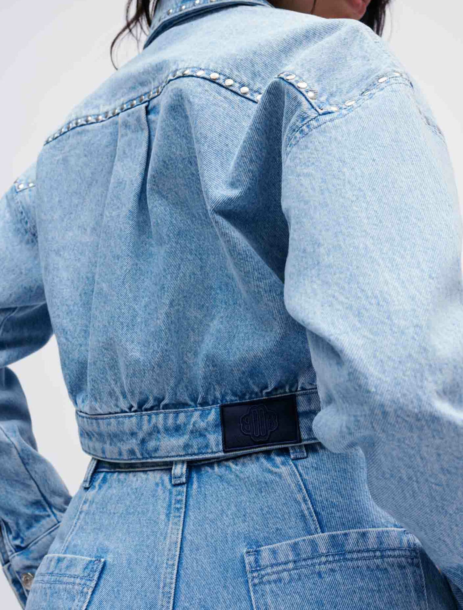 Giacca in denim con borchie