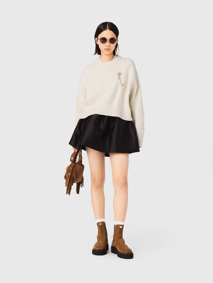 Pullover con spilla floreale