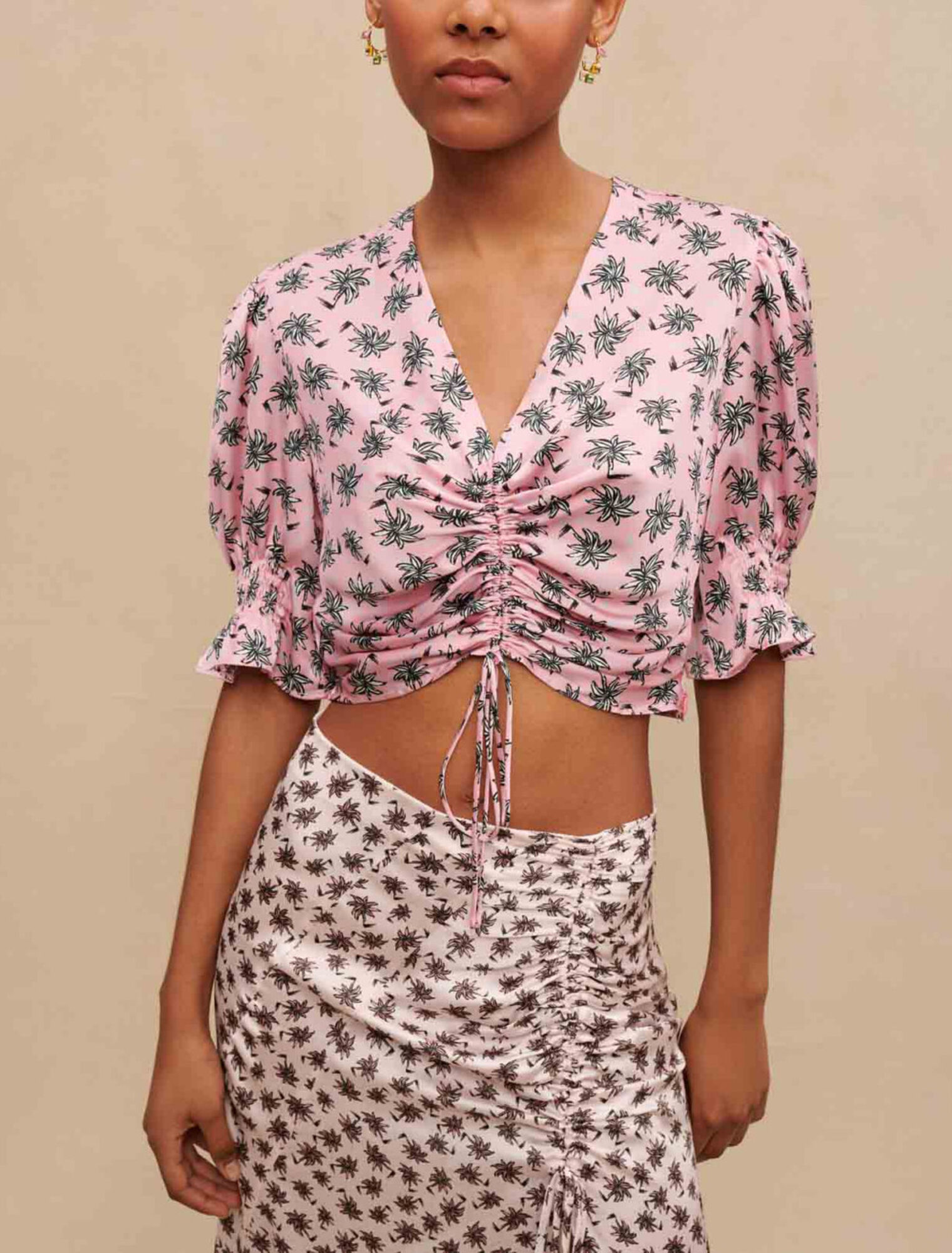 Crop top con stampa di palme