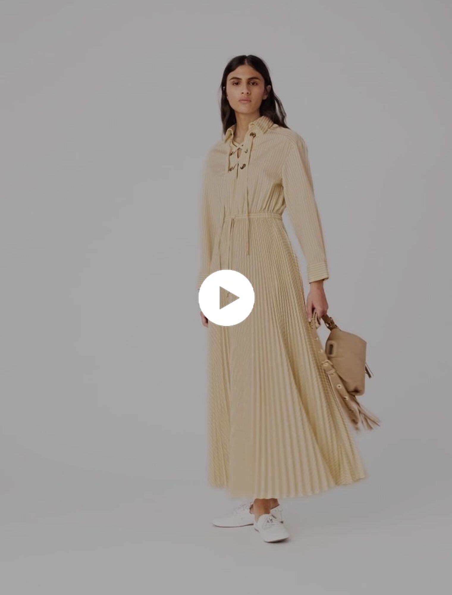 Abito lungo pliss&eacute; con occhielli