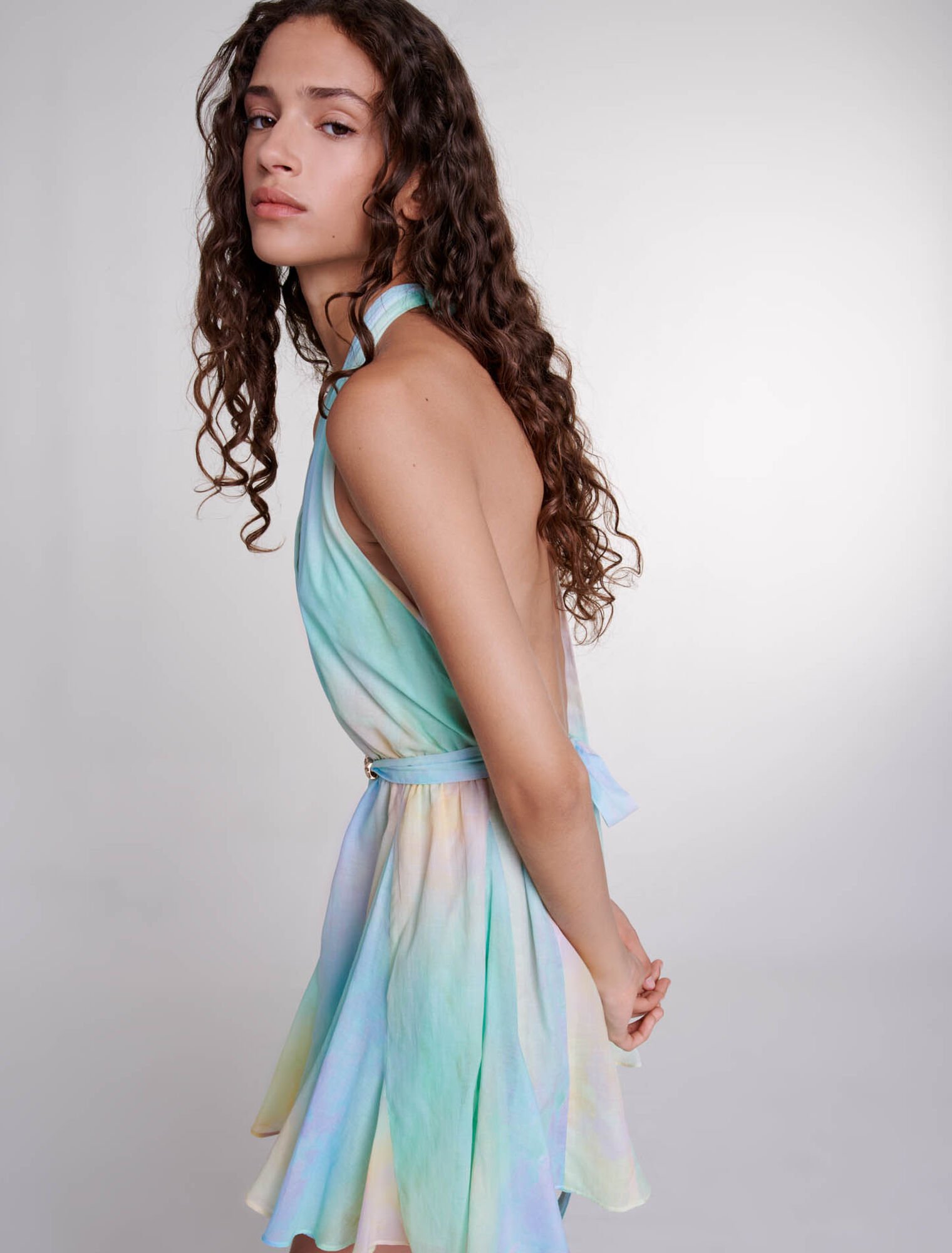 Abito tie and dye a schiena soperta