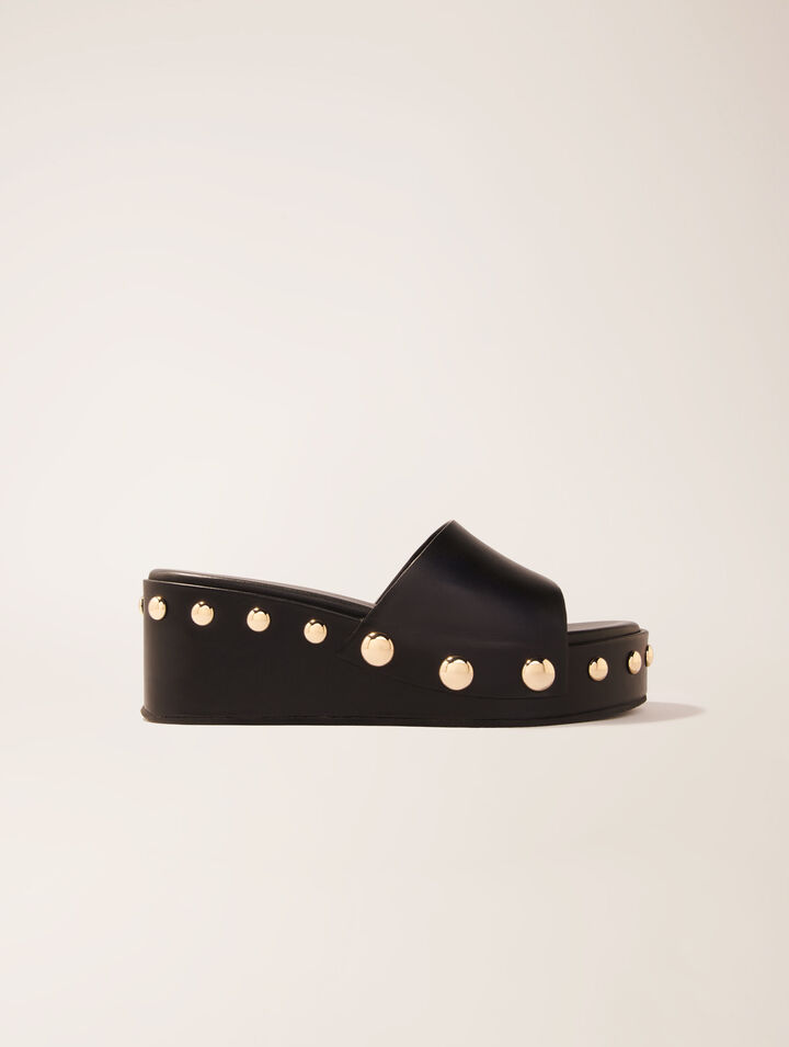 Mules con zeppa in pelle e borchie
