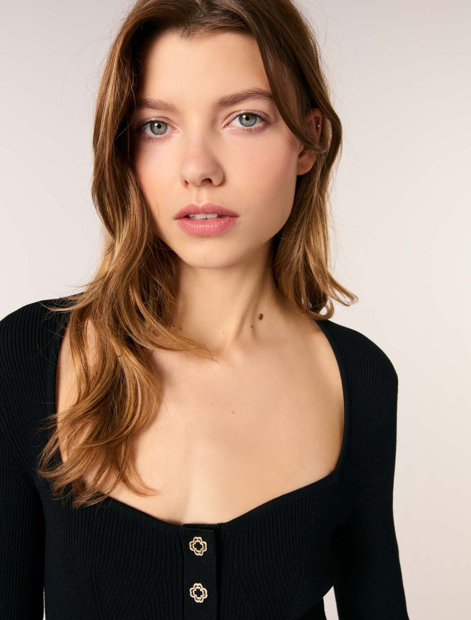 Pullover scollato in maglia a coste
