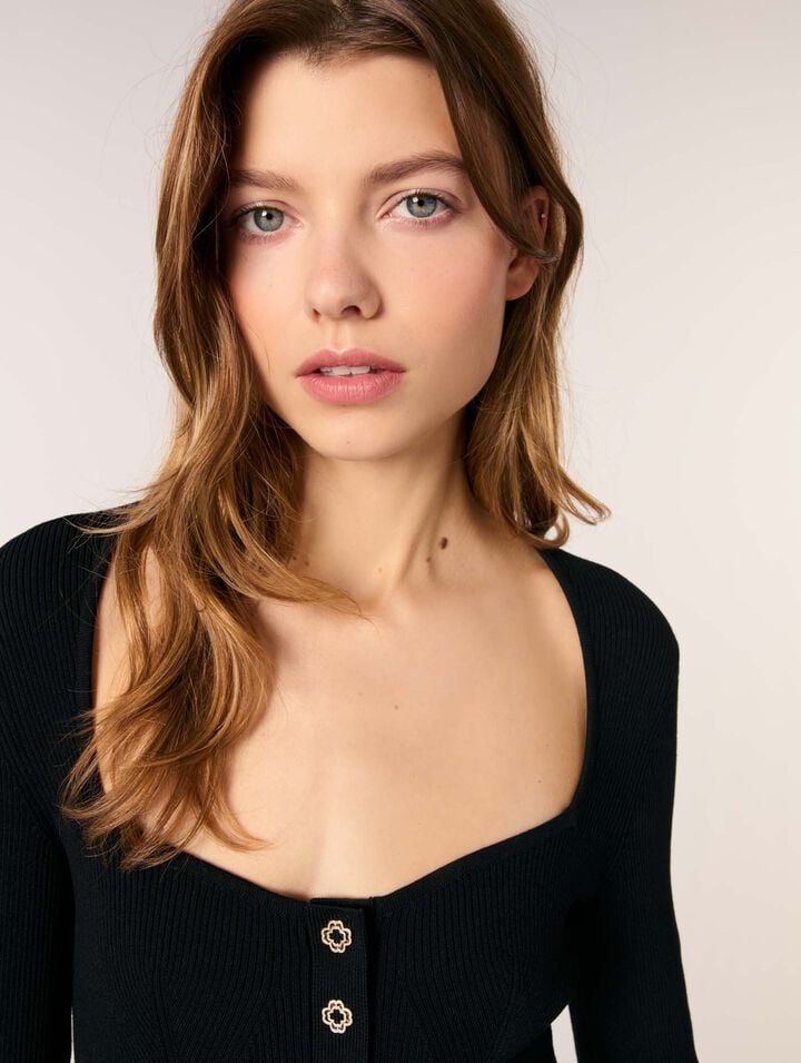 Pullover scollato in maglia a coste